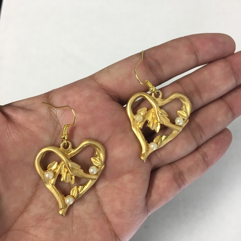 🪐 3/$15- Matte Gold Heart Earrings w/ Faux Pearls Earrings